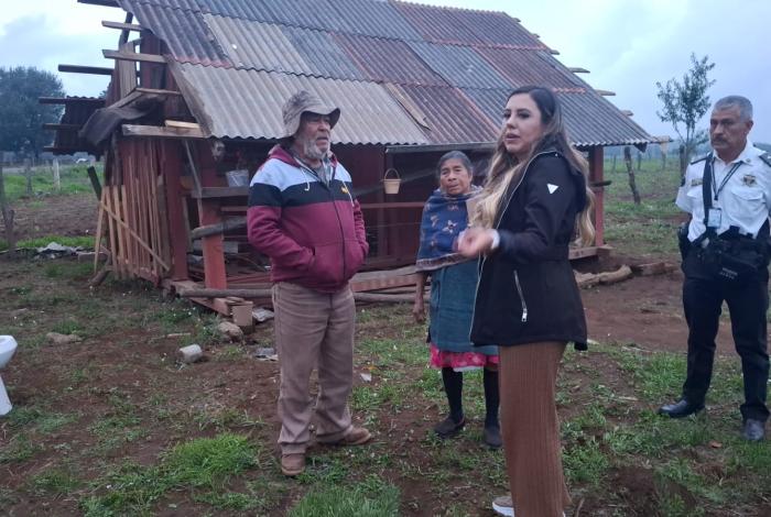 “Culebra de agua” sorprende a habitantes de Opopeo; arranca techumbre de escuela y daña 24 viviendas