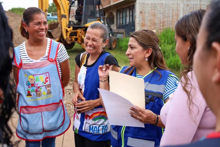 Cumple Alma Mireya González con la pavimentación de la calle Batalla de Casa Mata