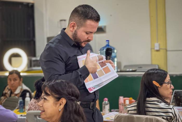Curso de Automaquillaje en Jiquilpan recauda fondos a favor de personas con discapacidad