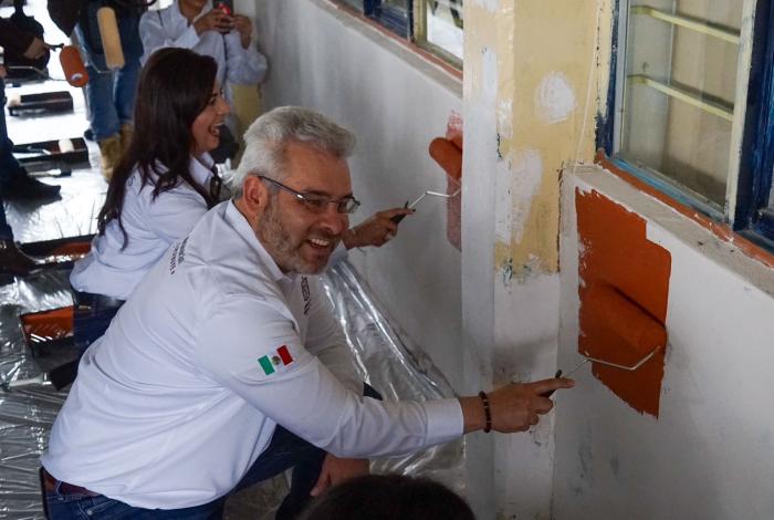 Dan color a escuelas de Michoacán