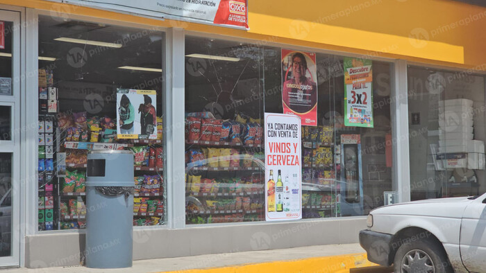 Dan cristalazo a OXXO en Morelia para robar vino y cigarros