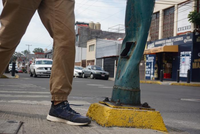 Dañados o derribados, 4 postes del alumbrado público por semana