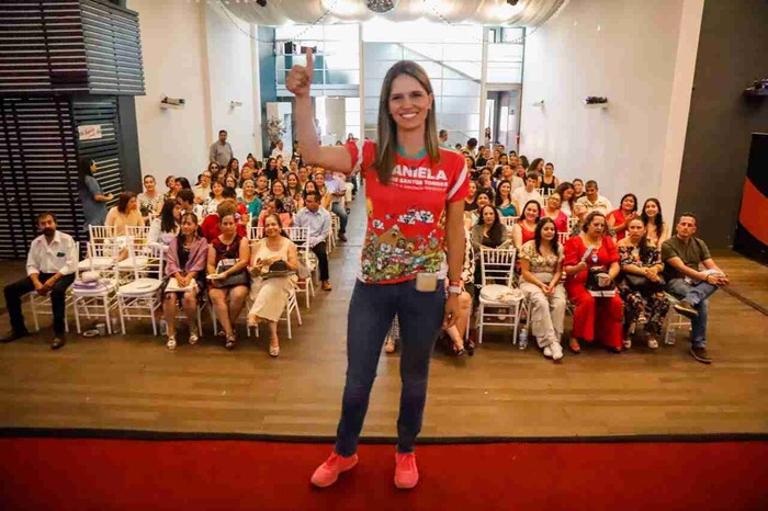 Daniela De Los Santos Celebra el Día del Maestro: Compromiso Firme con la Educación en el Distrito 17