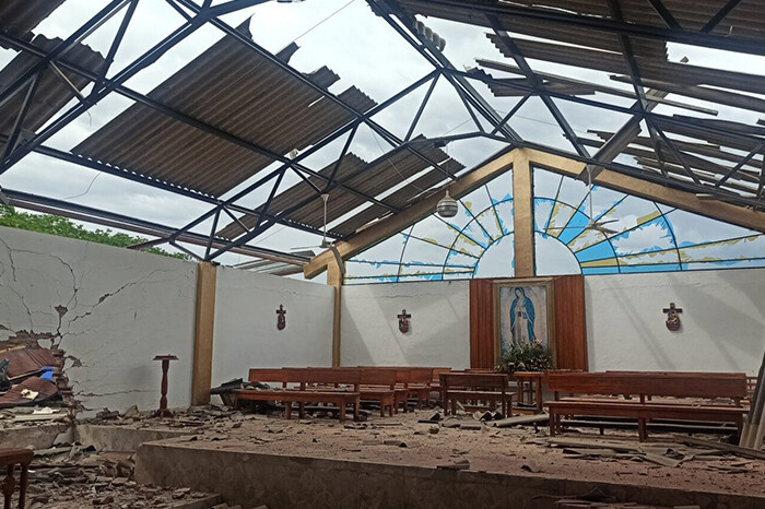 Daños en templo de Coahuayana tras fuerte estallido; presumen uso de drones explosivos