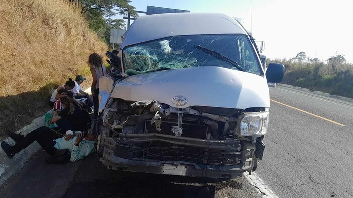 Daños materiales tras choque por alcance en autopista Siglo XXI