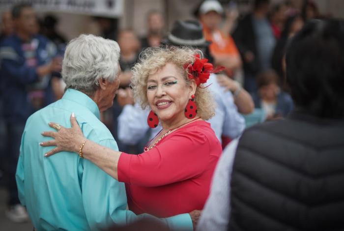 Danzón llena de música, baile, amor y elegancia la Plaza Juárez