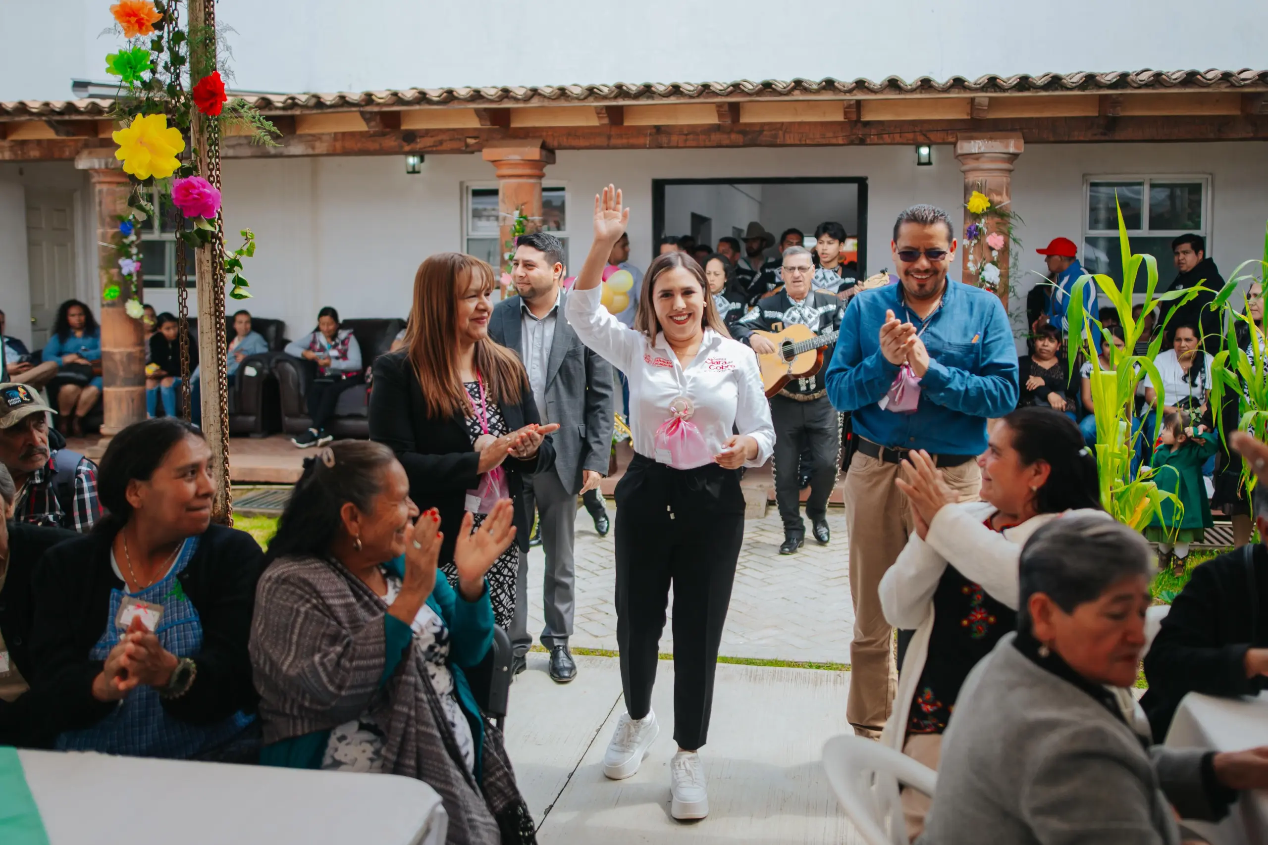 Dayana Pérez celebra a las abuelitas y abuelitos, el corazón de Salvador Escalante