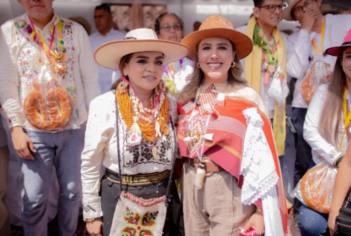 Dayana Pérez encabeza participación de Santa Clara del Cobre en el Tianguis Artesanal de Uruapan