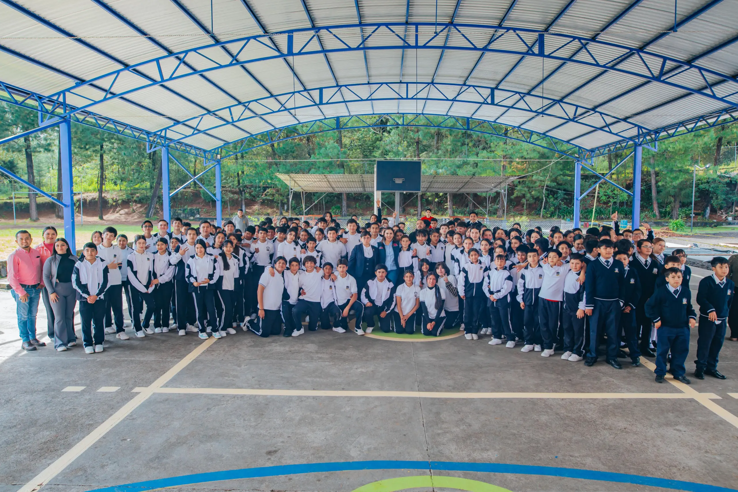 Dayana Pérez entrega 20 toneladas de cemento al Instituto Luis Guerrero Esparza