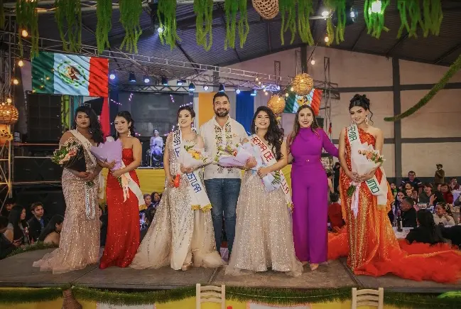 Dayana Pérez Mendoza asiste al certamen de elección de la Reina de la Silla en Opopeo