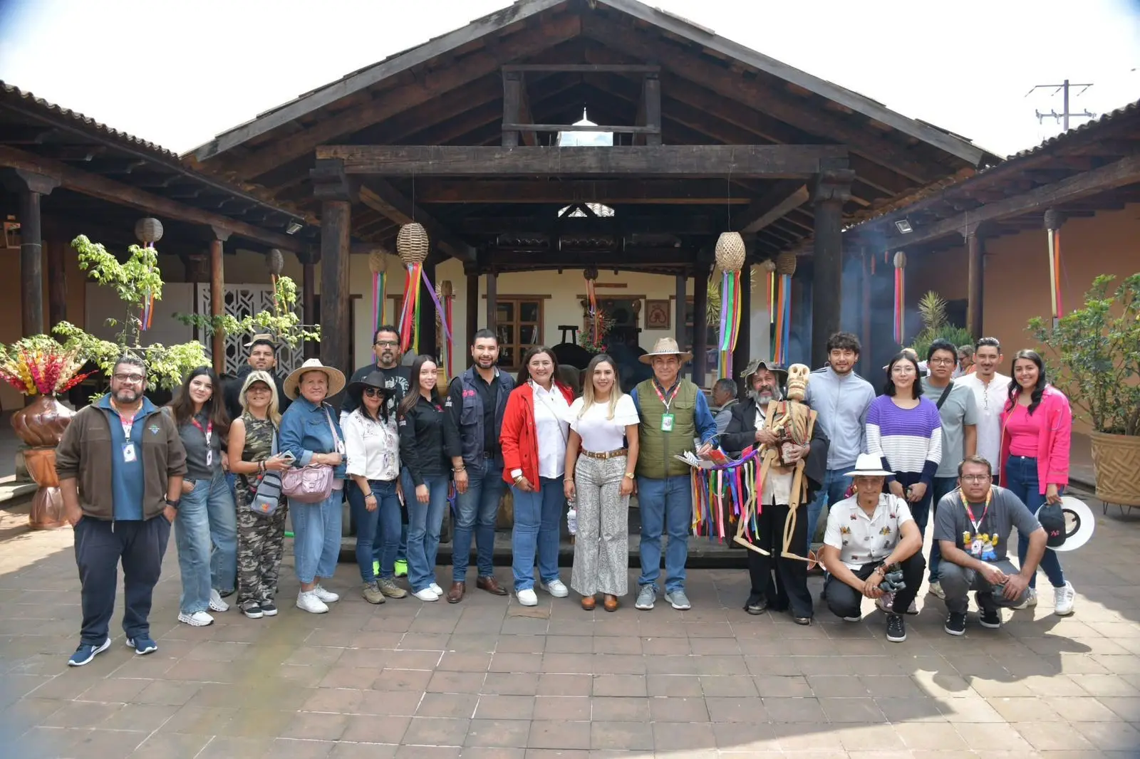Dayana Pérez Mendoza da la bienvenida a estudiantes de la Universidad de Morelia en Santa Clara del Cobre