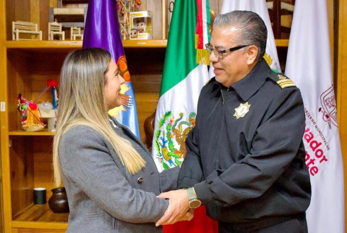 Dayana Pérez Mendoza da la bienvenida al nuevo Capitán de Puerto de Zirahuén