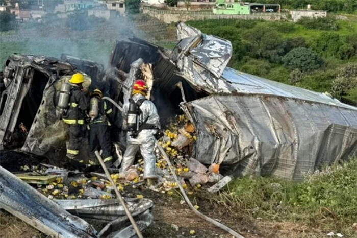 De entre los escombros hallan al conductor calcinado: vuelca camión de carga en la Morelia-Salamanca