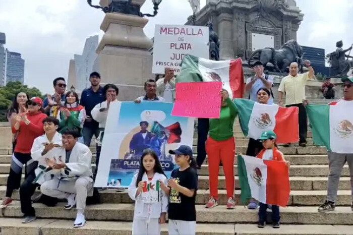 Decenas de mexicanos celebran en el Ángel de la Independencia histórica medalla de Awiti