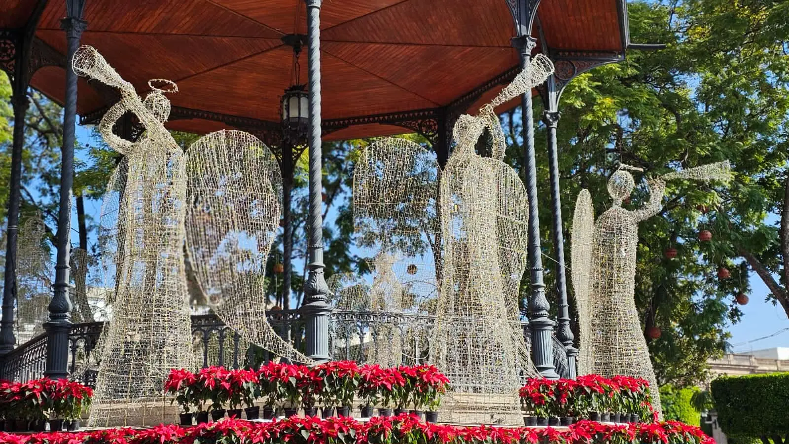 Decoración navideña en Morelia, deleita a locales, visitantes y turistas