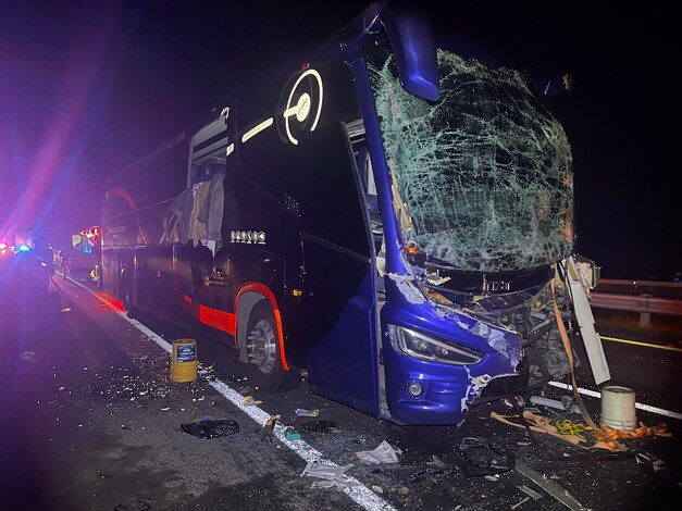 Deja choque entre autobús y tractocamión tres personas heridas