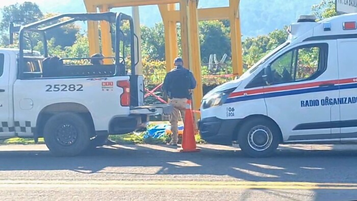 Dejan cadáver debajo de puente peatonal sobre la carretera