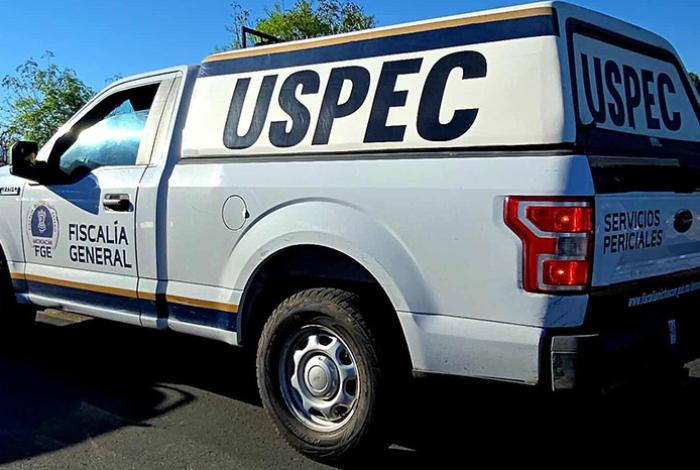 Dejan cadáver envuelto en sábanas a un costado de la carretera Apatzingán-Cuatro Caminos