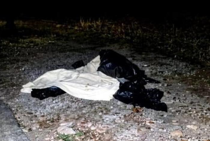 Dejan cuerp0 tirado a un costado de la carretera en Apatzingán
