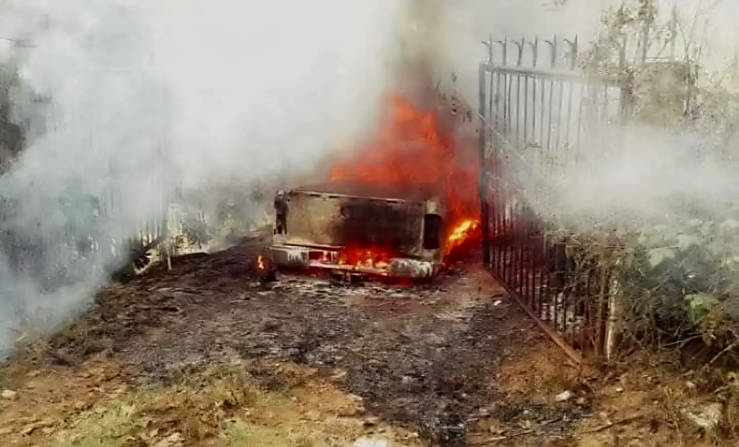 Dejan hombre calcinado en una camioneta