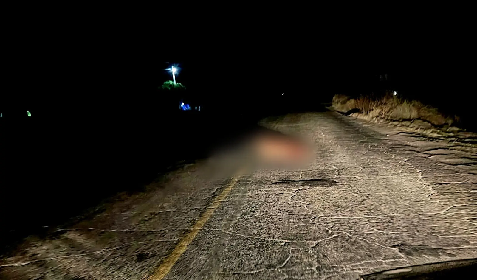 Dejan un ejecutado en el camino Apatzingán-Presa del Rosario