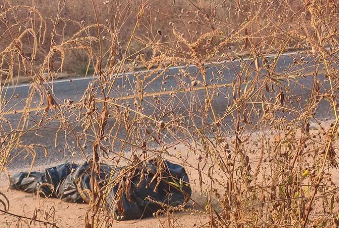 Delincuentes abandonan cadáver embolsado y baleado en la carretera Tepalcatepec-Buenavista