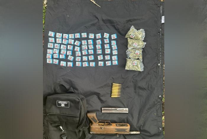 Delincuentes abandonan mochila con subametralladora, cartuchos y droga, en Zamora
