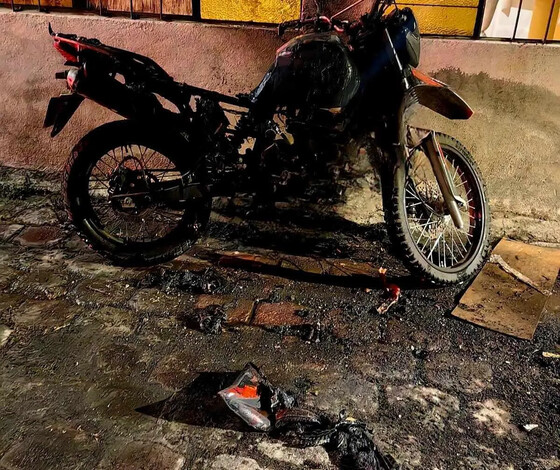 Delincuentes arrojan bomba molotov contra moto en la colonia Riyitos