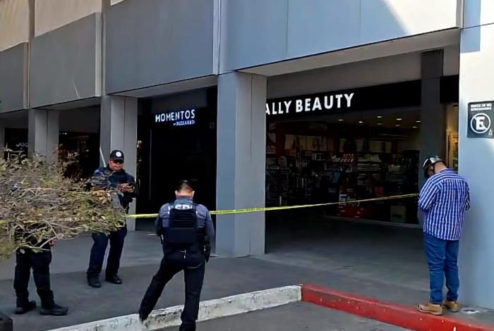 Delincuentes asaltan joyería y realizan disparos en la Plaza Ágora de Uruapan