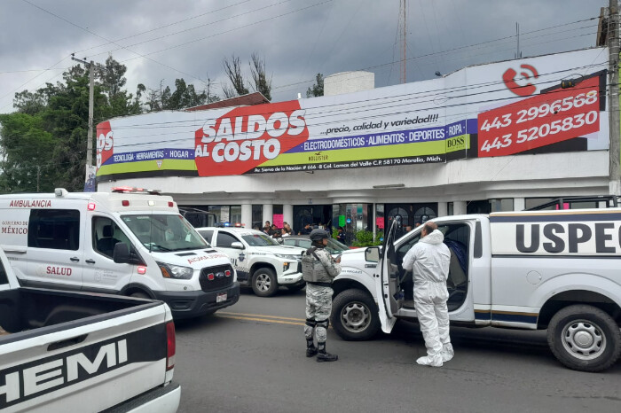 Delincuentes asesinan a mujer en la tienda Saldos al Costo, en Morelia