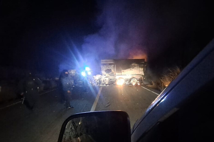 Delincuentes atacan a policías en la región de Maravatío y queman vehículos en distintos puntos carreteros