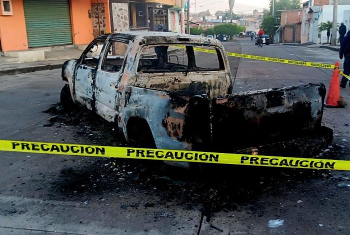 Delincuentes balean y queman camioneta en la colonia Jeroche de Puruándiro