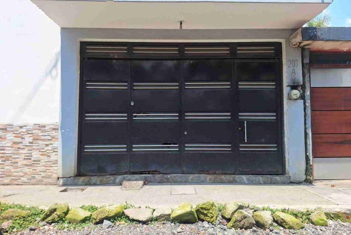 Delincuentes en moto balean domicilio en la colonia Francisco Villa, Uruapan
