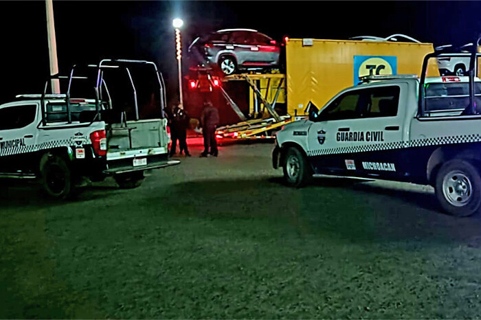 Delincuentes hieren a chofer de tráiler nodriza y roban vehículo nuevo, en la Pátzcuaro-Morelia