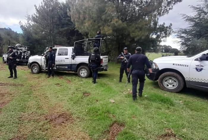 Delincuentes huyen tras enfrentarse contra policías, en los límites de Tingambato y Ziracuaretiro