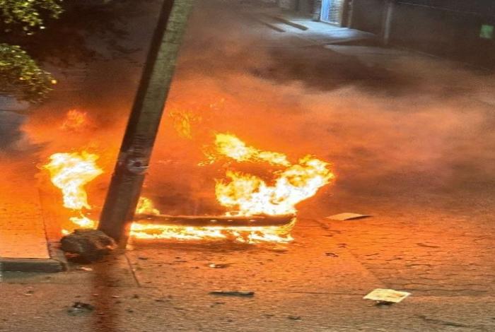 Delincuentes incendian camioneta en la colonia San Juan Evangelista, de Uruapan