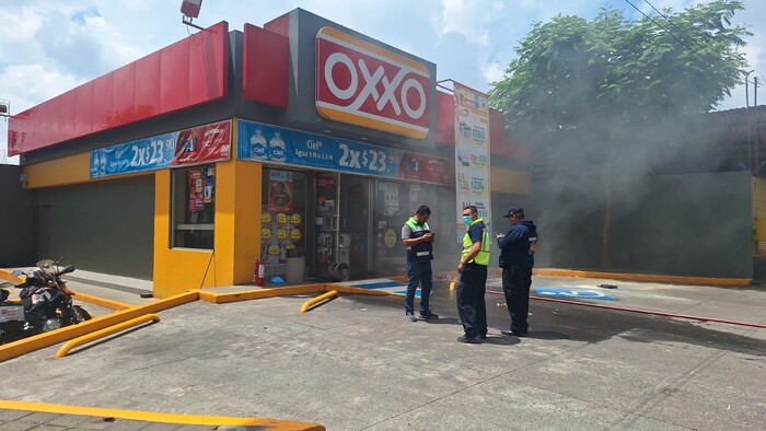 Delincuentes incendian tres Oxxos y varios vehículos en distintos puntos de Uruapan