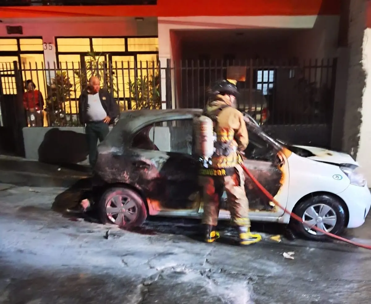 Delincuentes le queman su auto a un taxista de Uruapan
