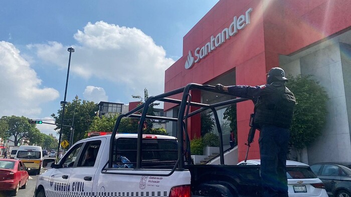 Delincuentes roban 2 millones 600 mil pesos de banco Santander de Morelia