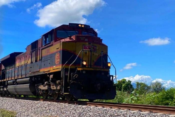 Delincuentes roban mercancía del tren en Arteaga