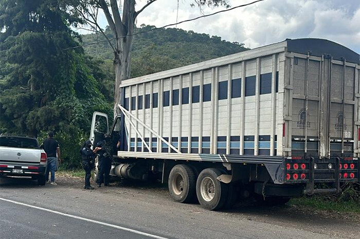 Delincuentes roban un torton y disparan a policías en la Morelia-Pátzcuaro