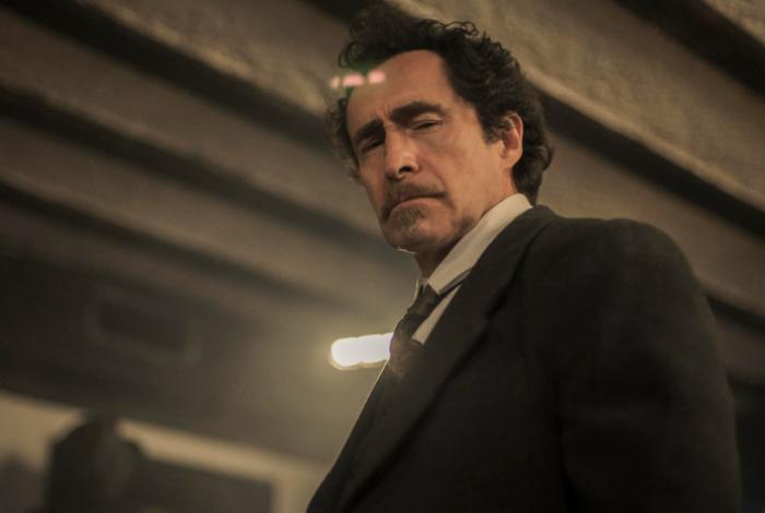 Demián Bichir alza la voz por los migrantes en EUA y vuelve al idioma español con la seria 'El dentista'