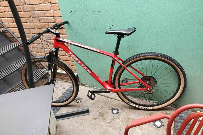 Denuncia ciudadana | Graban a delincuentes robándose una bici de una casa, en Morelia