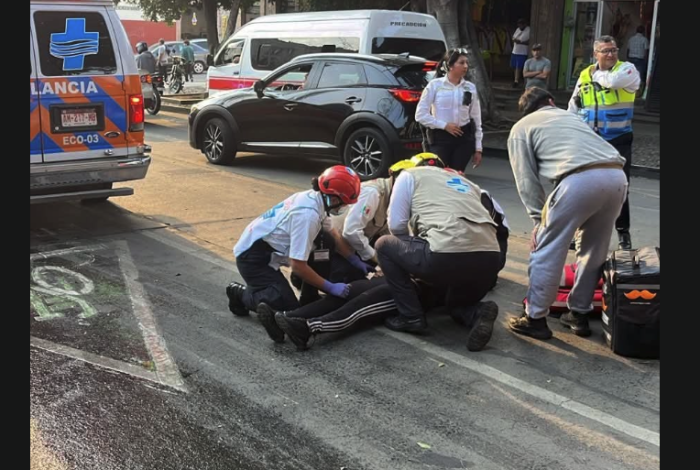 Derrame de aceite causa accidente de moto en la Madero Poniente de Morelia; mujer queda herida