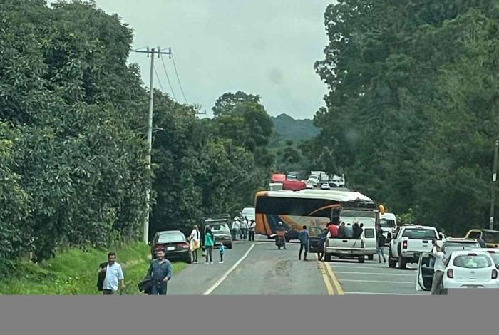 Desaparición de tres jóvenes en Michoacán, provoca bloqueos carreteros en Peribán