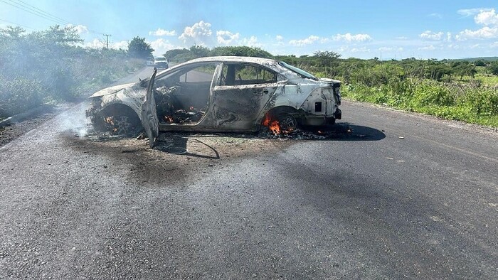 Desconocidos prenden fuego a un vehículo y lo atraviesan en la carretera Zináparo-Villa Morelos