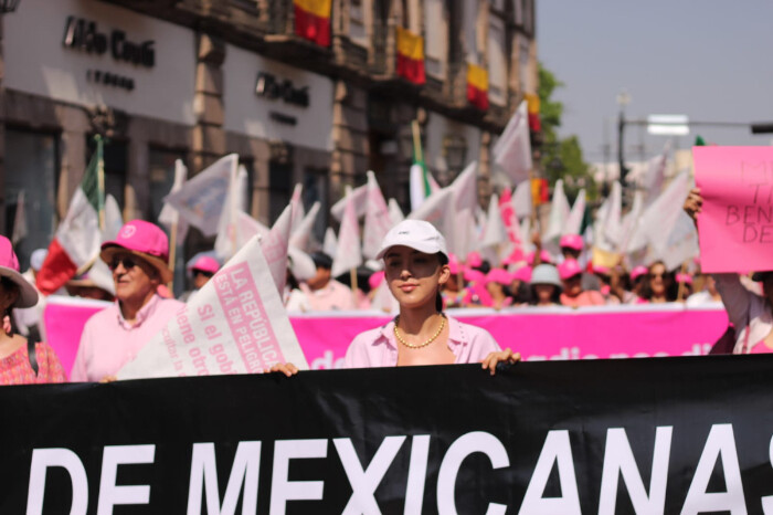 Desde el Centro de Morelia, la Marea Rosa invita al "voto útil" por la candidata Xóchitl Gálvez