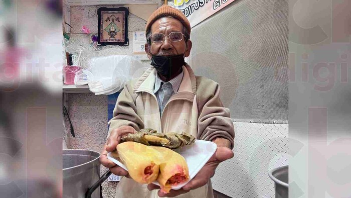 Desde hace 58 años, Don Juan vende los mejores tamales del Mercado de San Juan