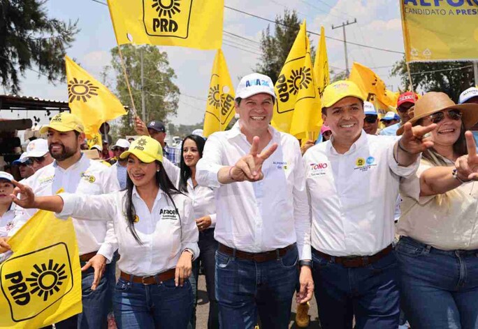 Desfila Alfonso Martínez en Tacícuaro arropado por cientos de personas