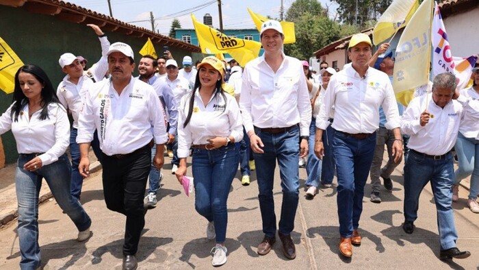 Desfila Alfonso Martínez en Tacícuaro arropado por cientos de personas